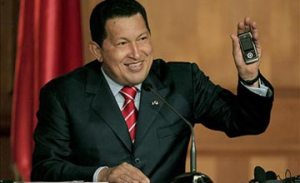 Chavez mostrando el celular.